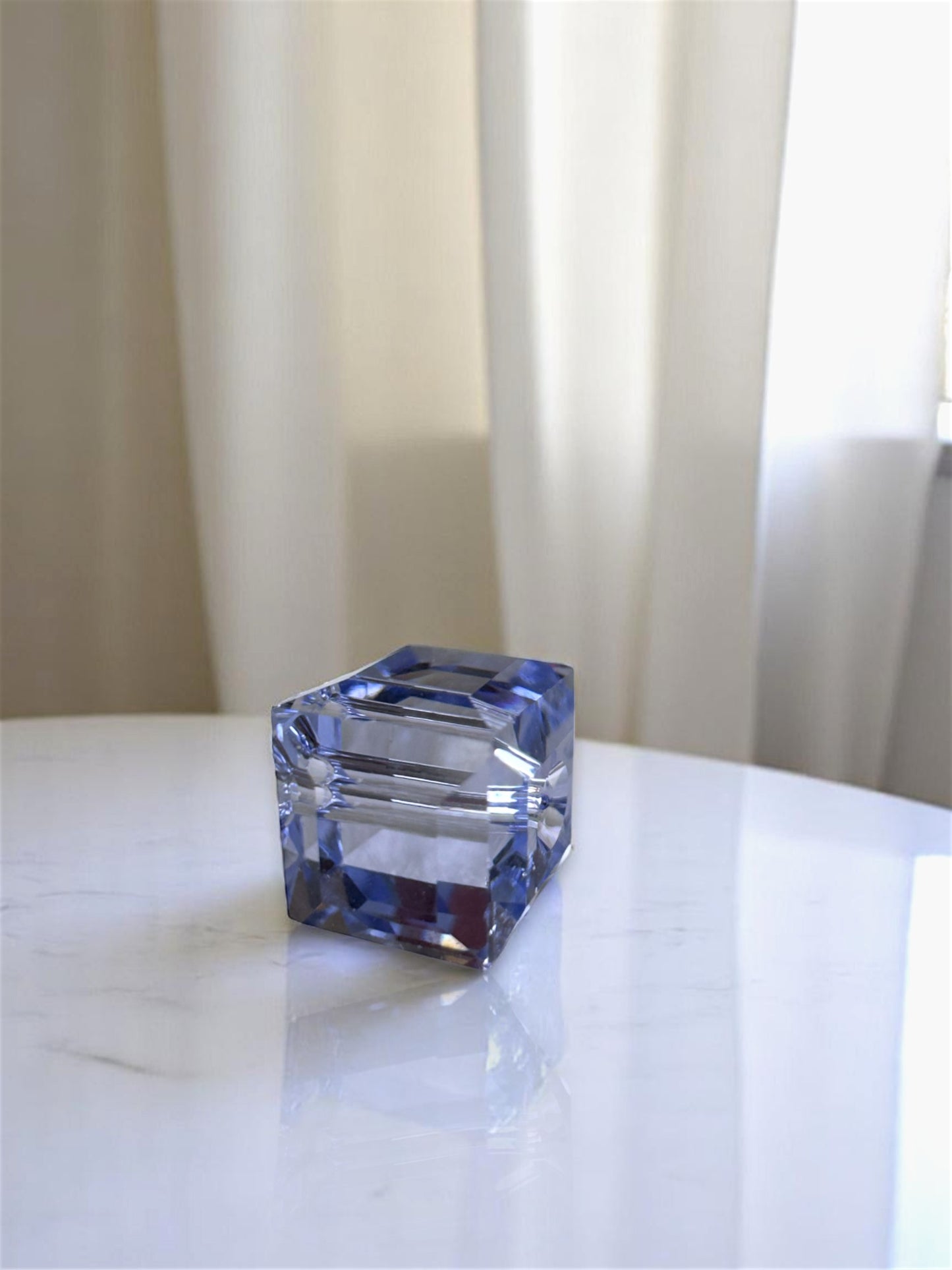 Минималистично колие Lumen с куб Swarovski