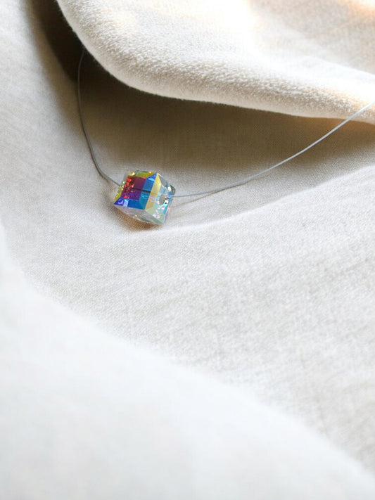 Минималистично колие Lumen с куб Swarovski