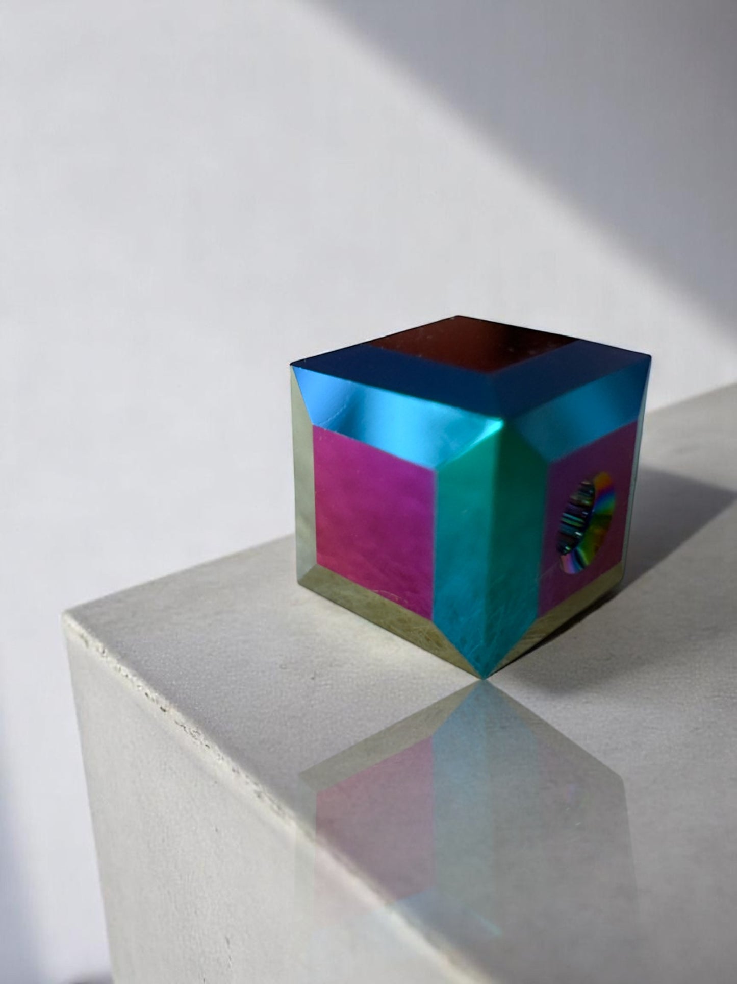 Минималистично колие Lumen с куб Swarovski