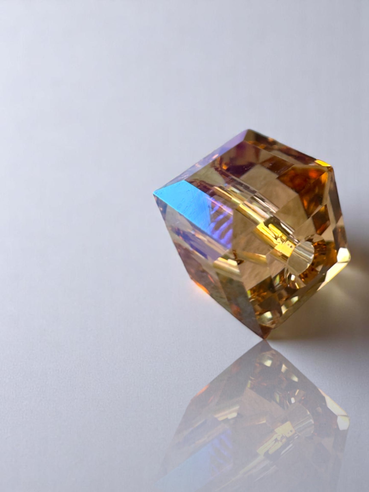 Минималистично колие Lumen с куб Swarovski