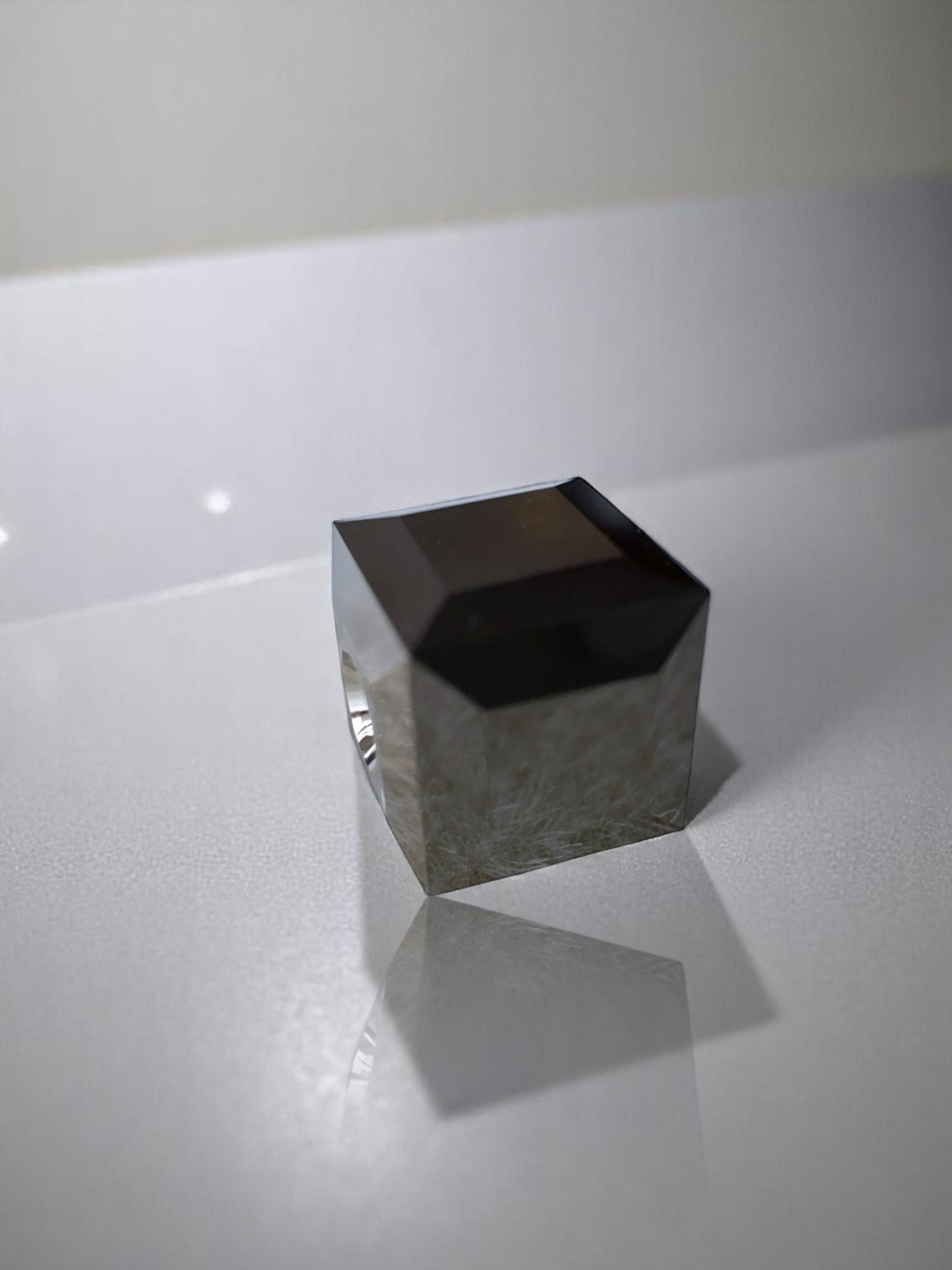 Минималистично колие Lumen с куб Swarovski