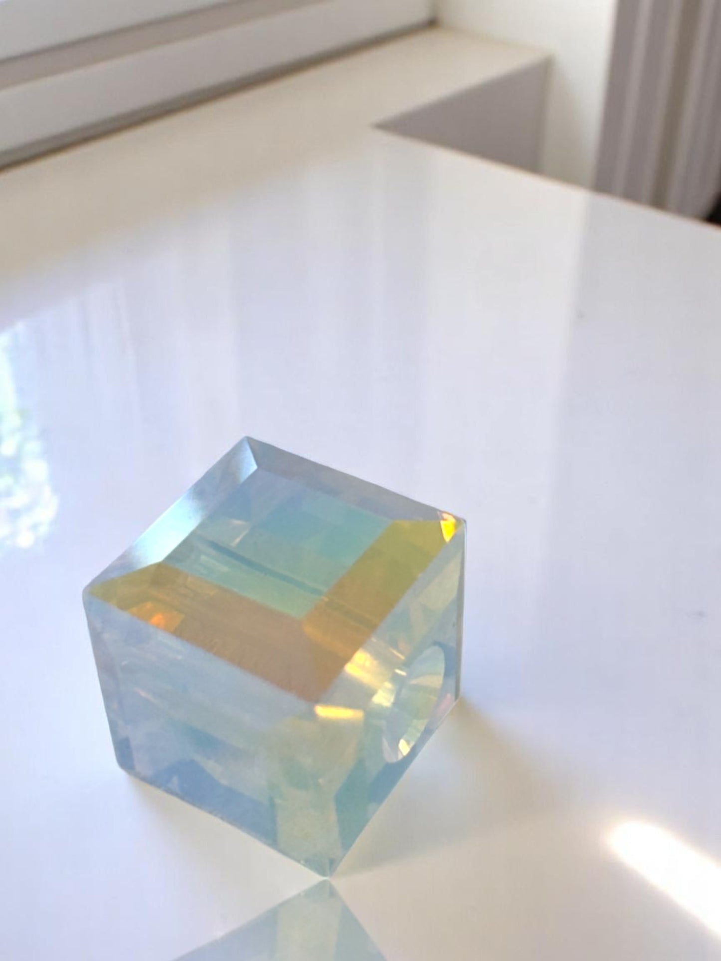 Минималистично колие Lumen с куб Swarovski