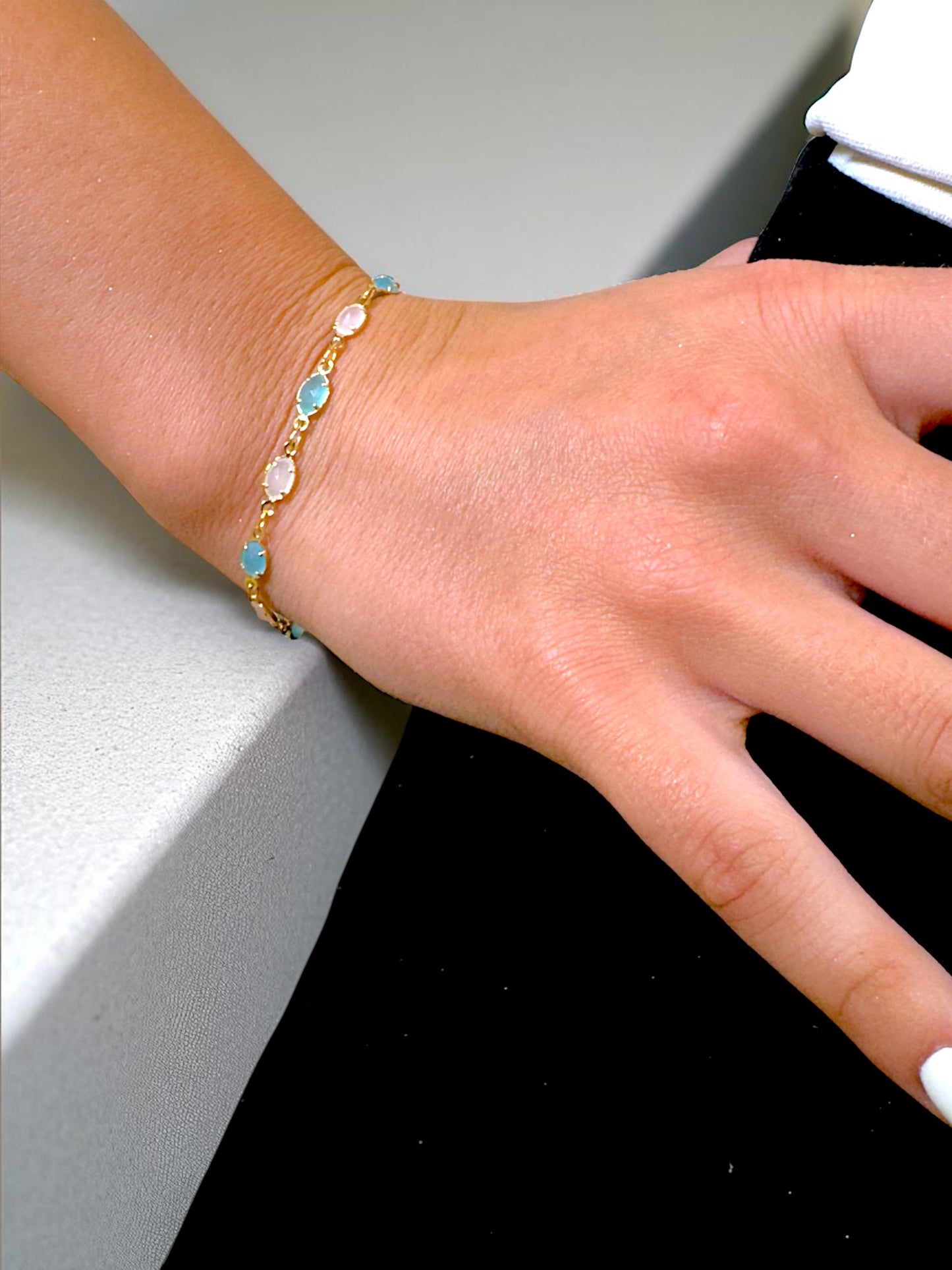 Гривна за ръка Aurelie в нежно розово и синьо