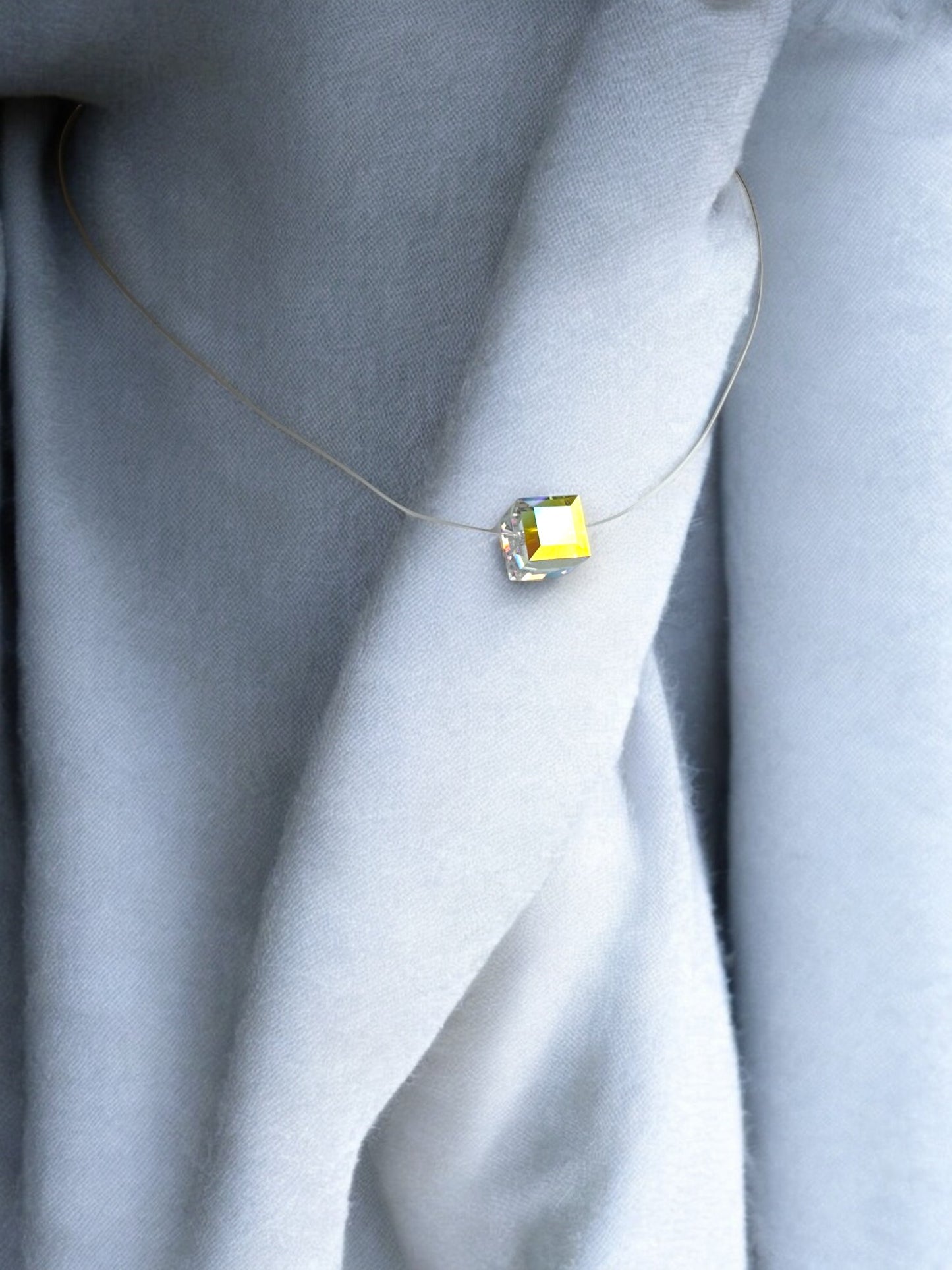 Минималистично колие Lumen с куб Swarovski