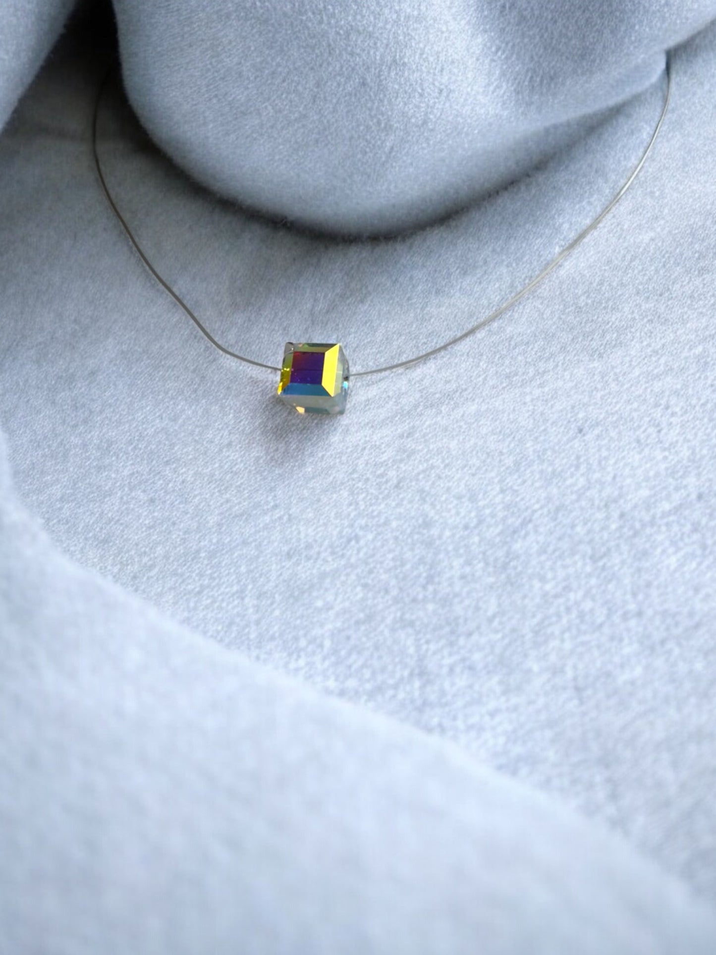 Минималистично колие Lumen с куб Swarovski